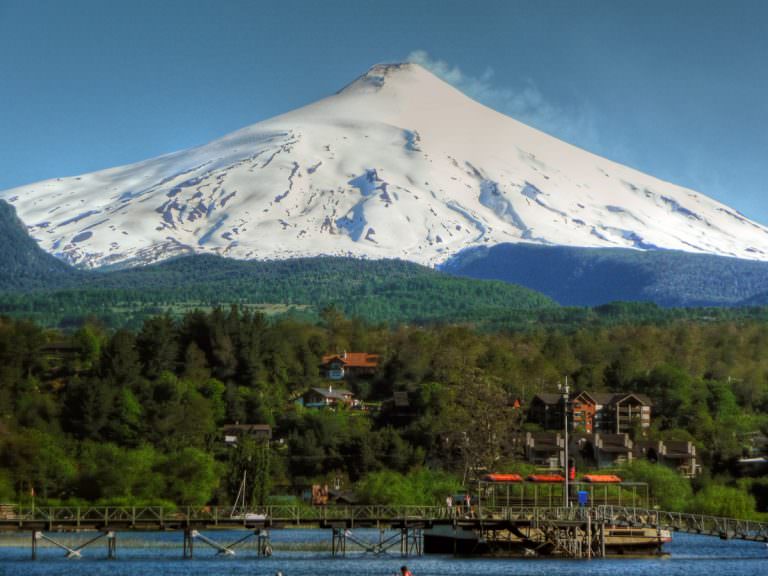 Lee más sobre el artículo Chile, Pucón y su vigilante volcán