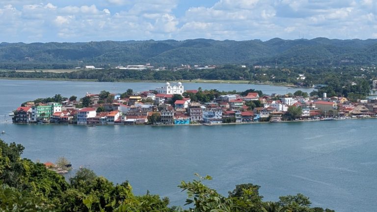 Lee más sobre el artículo Flores: el encanto isleño del Petén