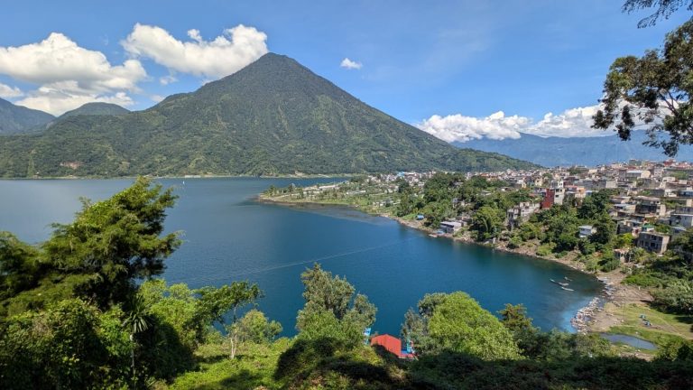 Lee más sobre el artículo Lago Atitlán: pueblos mayas y volcanes